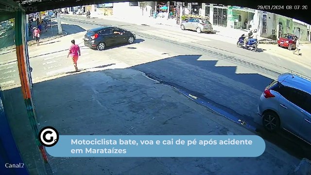 Motociclista bate, voa e cai de pé após acidente em Marataízes