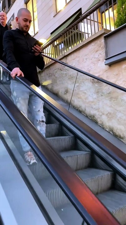 escalator prank