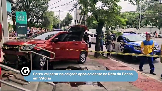Carro vai parar na calçada após acidente na Reta da Penha, em Vitória