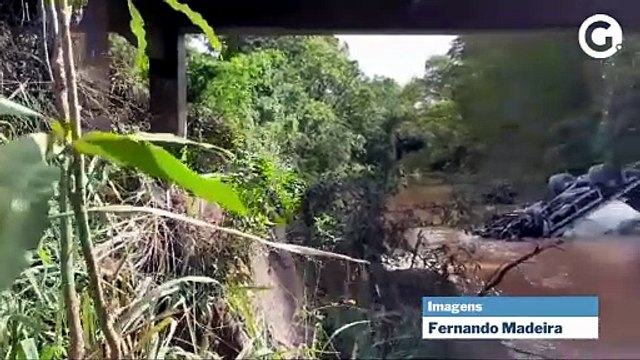 Caminhão cai de ponte em grave acidente na BR 101, em Fundão