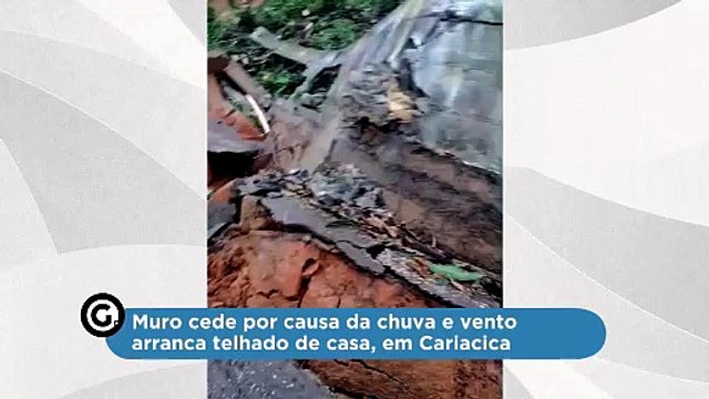 Muro cede por causa da chuva e vento arranca telhado de casa, em Cariacica