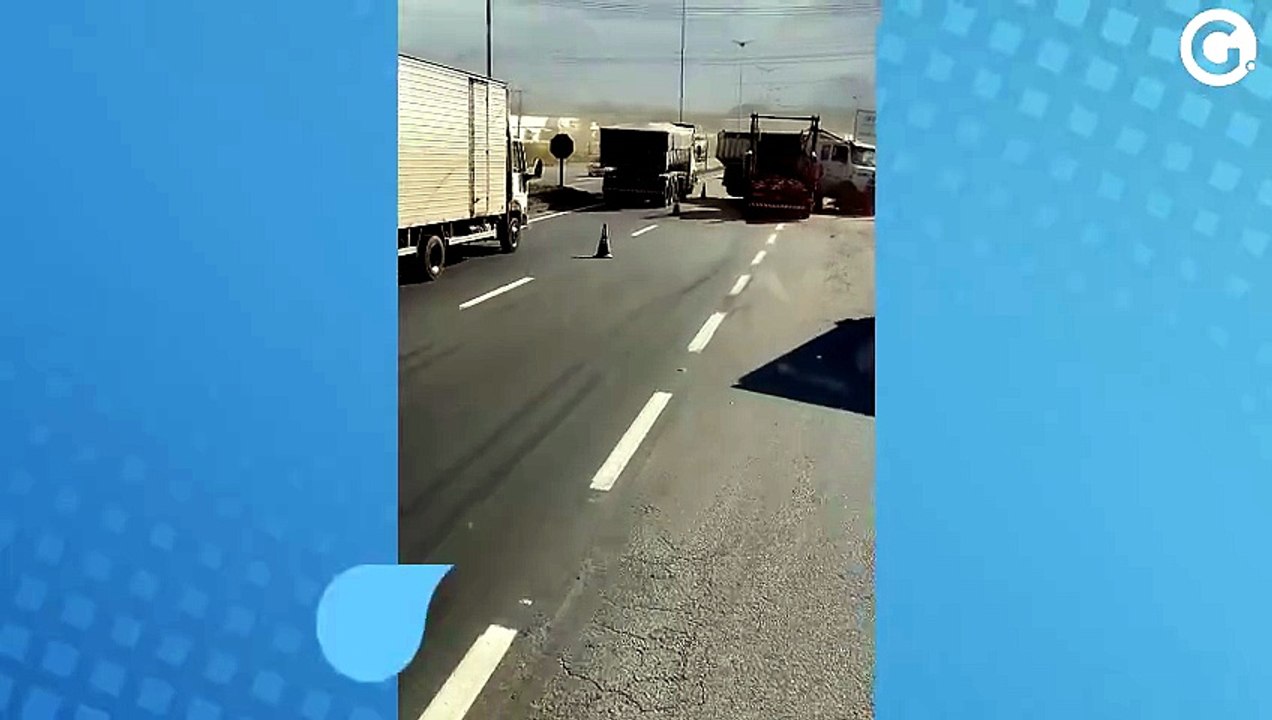 Dois caminhões colidem em Rodovia do Contorno