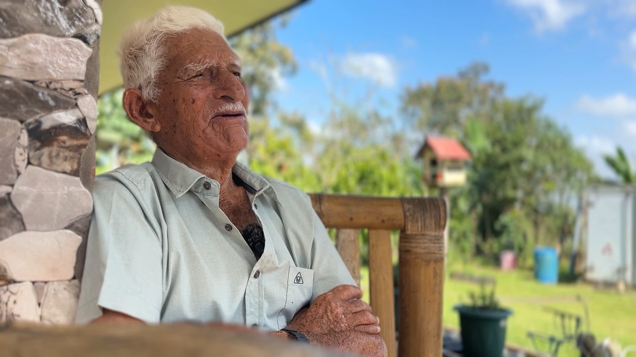 mqn-don-noe-tiene-101-anos-cuida-sus-caballos-y-nunca-pierde-el-sentido-del-humor-150626