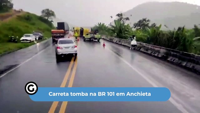 Carreta tomba na BR 101 em Anchieta