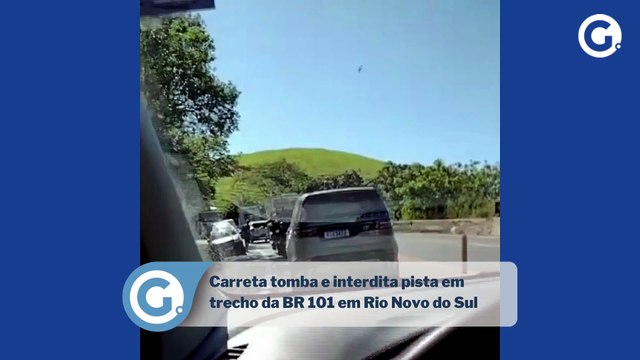 Carreta tomba e interdita pista em trecho da BR 101 em Rio Novo do Sul