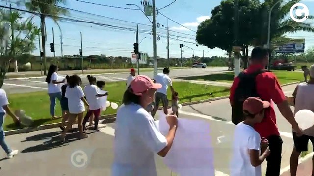 Familiares e amigos da família de Bernardo Pereira, de 1 anos e 10 meses, pedem justiça pela morte do bebê em protesto.