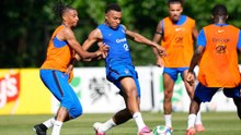 Mbappé tira del grupo y Cherki se consuela dando toques al balón