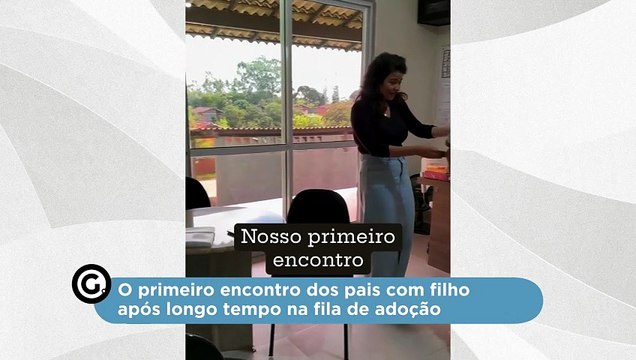 O primeiro encontro dos pais com filho após longa espera na fila de adoção