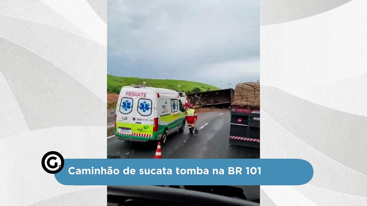 Caminhão de sucata tomba na BR 101