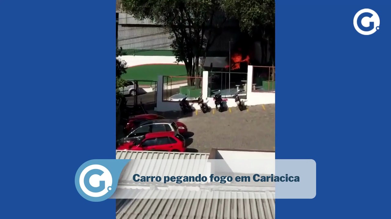 Carro pega fogo em Cariacica