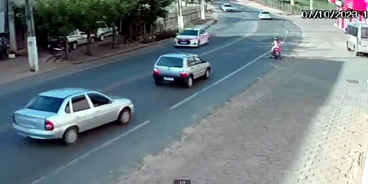Motociclista é atingida por carro no acostamento de rodovia em São Gabriel da Palha