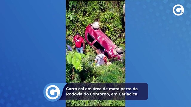 Carro cai em área de mata perto da Rodovia do Contorno, em Cariacica