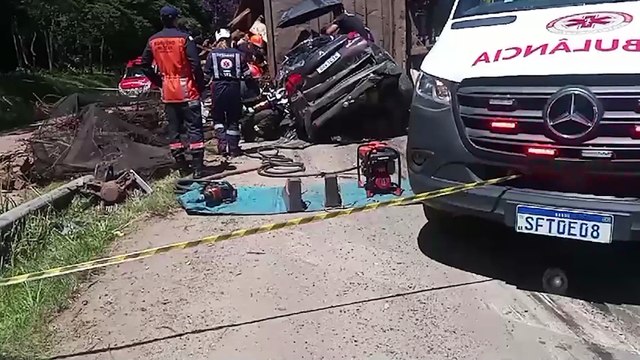 Acidente entre carreta e carro de passeio na BR 262 em Marechal Floriano