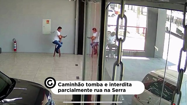 Caminhão tomba e interdita parcialmente rua na Serra