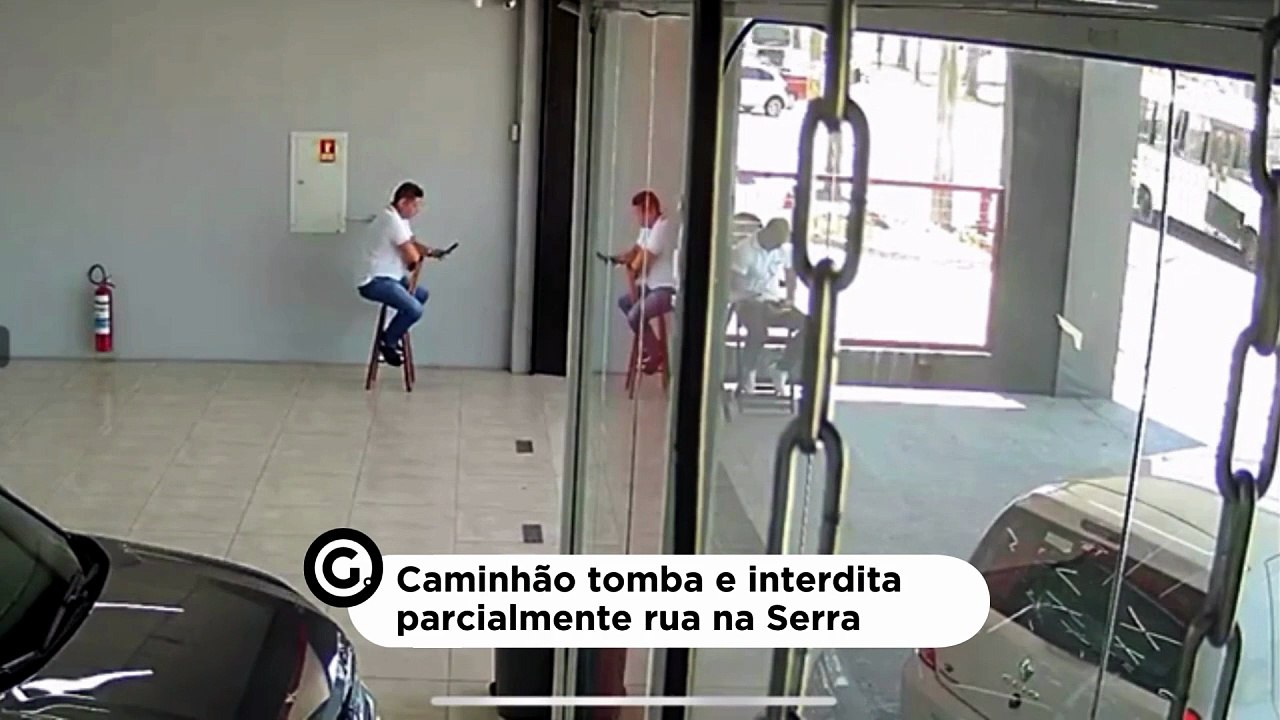 Caminhão tomba e interdita parcialmente rua na Serra