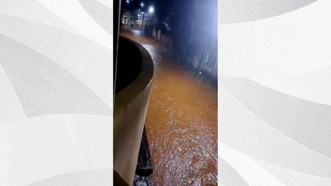 Temporal deixa ruas alagadas em Jardim América,...