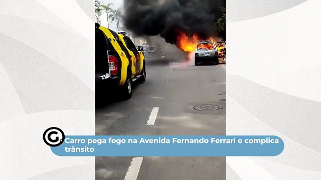 Carro pega fogo na Avenida Fernando Ferrari e complica trânsito