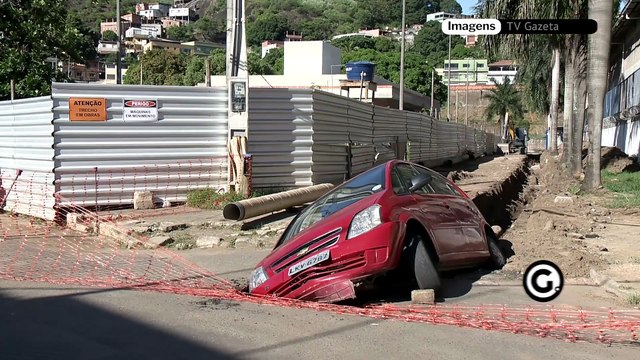 Mesmo com sinalização, carro vai parar em buraco de obra em Vila Velha