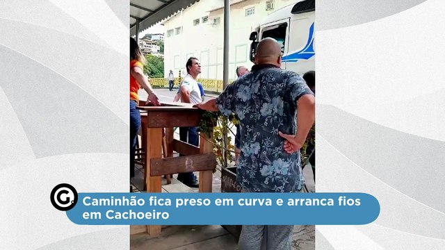Caminhão fica preso em curva e arranca fios em Cachoeiro