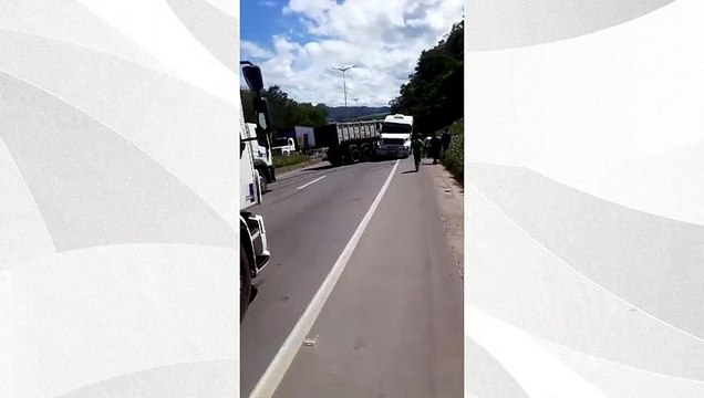 Carreta fica atravessada na Rodovia do Contorno, em Cariacica, e trânsito é interrompido