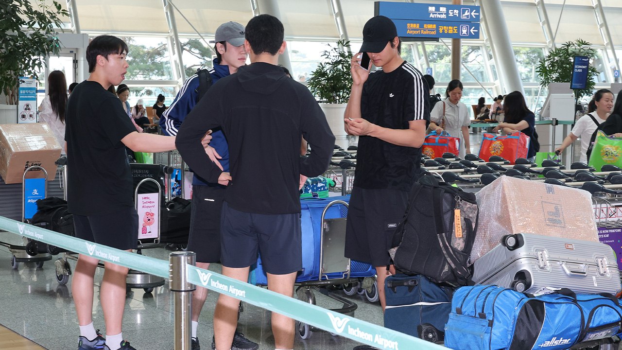 [단독] '아시아선수권 출전' 대표팀, 칼 등 개인 장비 급하게 빌려 인도로 출국 /...