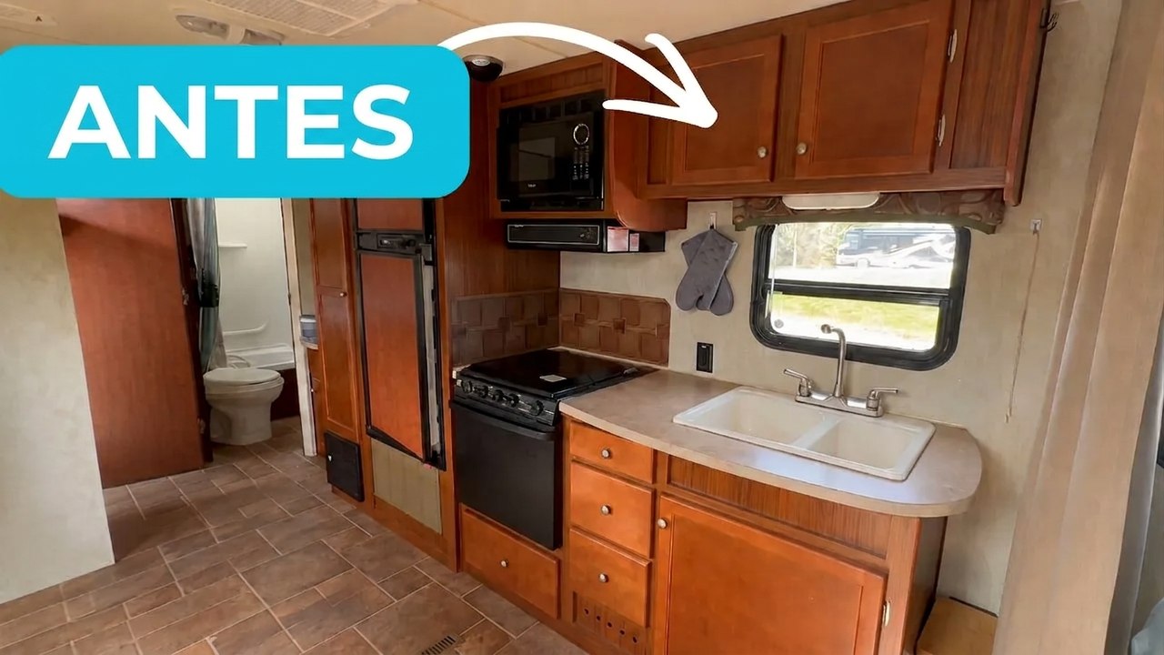 Quienes tienen gabinetes viejitos están enloquecidos con esta increíble remodelación de cocina