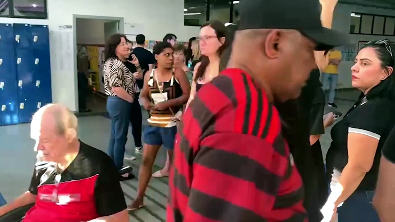 Aumenta fluxo de eleitores nos últimos minutos de votação