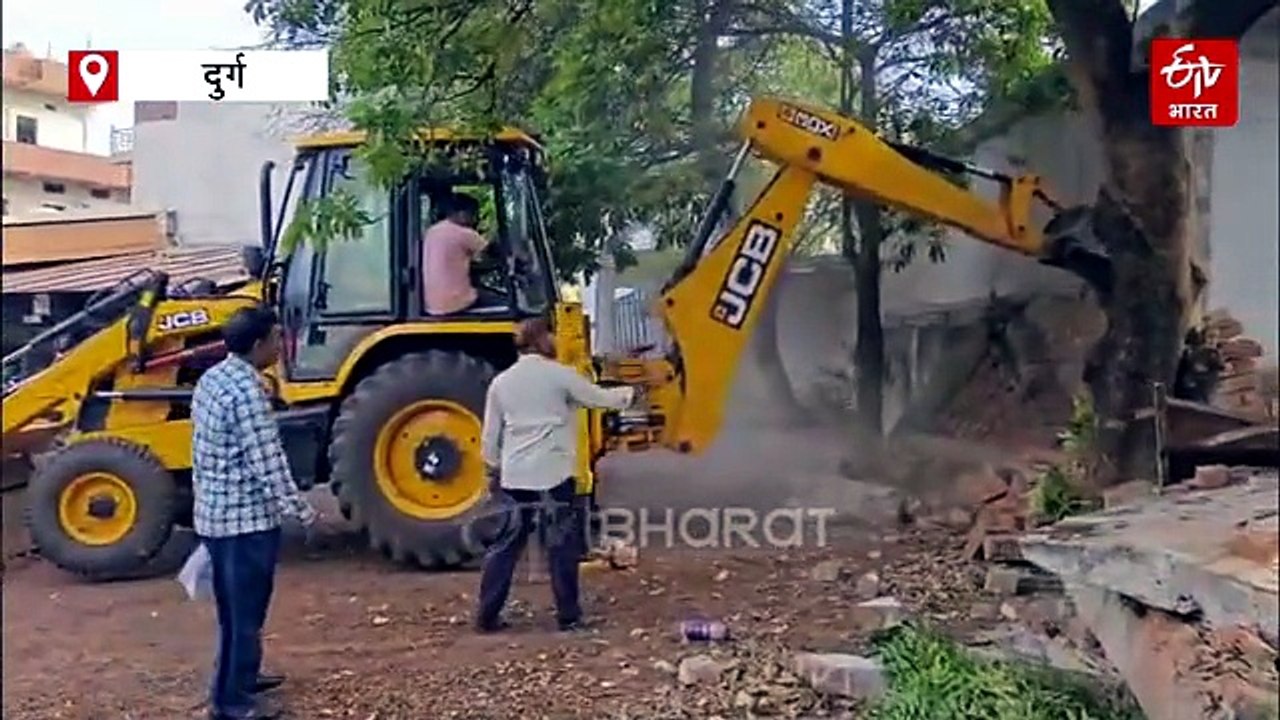 भिलाई में सरकारी जमीन पर बने अवैध मदरसे पर चला बुलडोजर