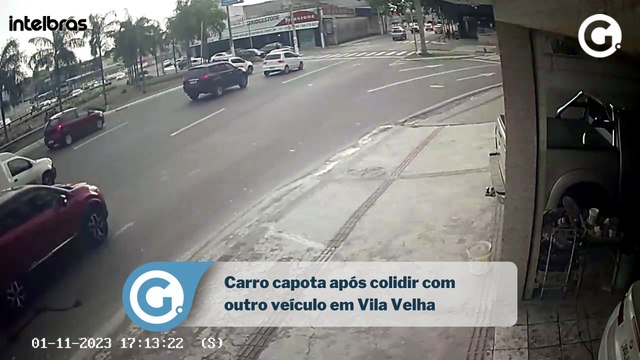 Carro capota após colidir com outro veículo em Vila Velha