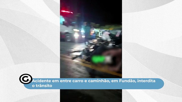 Acidente em entre carro e caminhão, em Fundão, interdita o trânsito