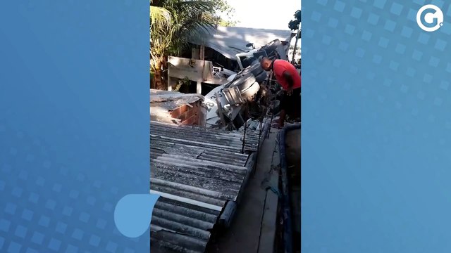 Caminhão cai em cima de casas em Cariacica