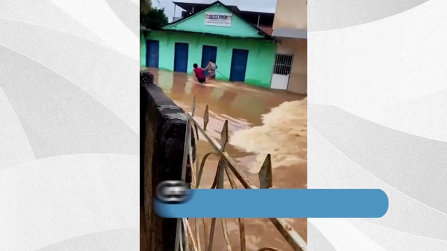 Mulheres precisam lutar contra enchente em distrito de Cachoeiro