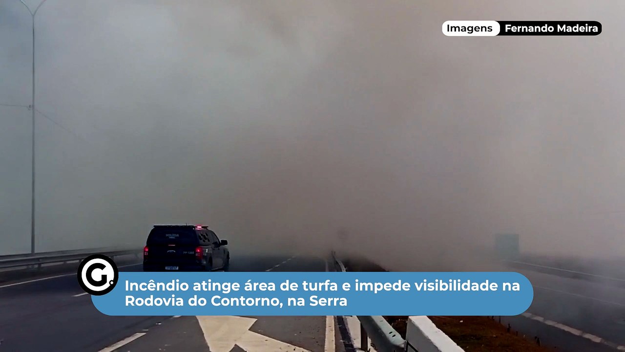 Incêndio atinge área de turfa e impede visibilidade na Rodovia do Contorno, na Serra