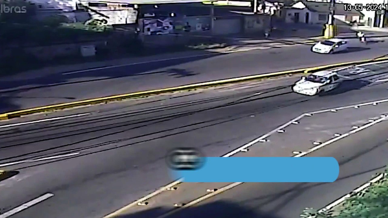 Acidente entre moto e caminhão deixa duas pessoas feridas em Cachoeiro