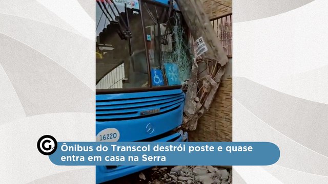 Ônibus do Transcol destrói poste e quase entra em casa na Serra