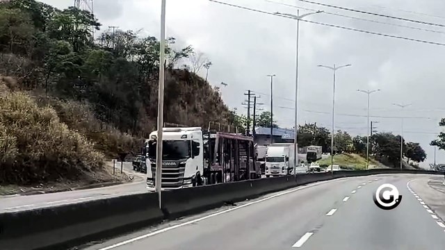 Dois homens morrem atingidos por carro em ponto de ônibus em Cariacica