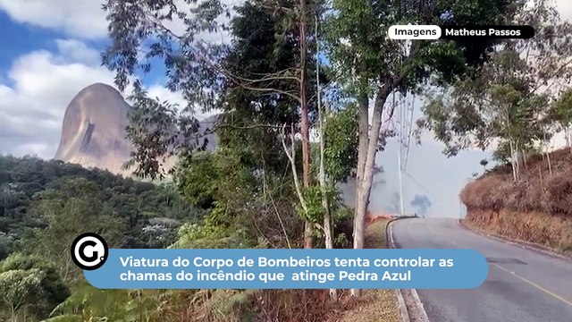 Viatura do Corpo de Bombeiros tenta controlar as chamas do incêndio que atinge Pedra Azul