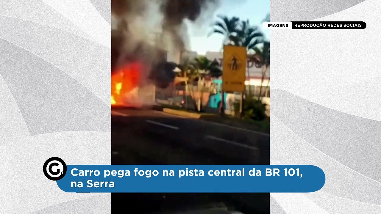 Carro pega fogo na pista central da BR 101, na Serra