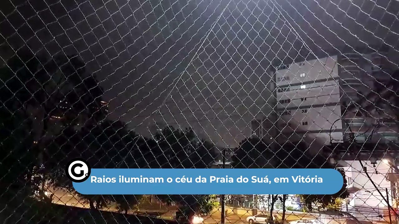 Raios iluminam o céu da Praia do Suá, em Vitória