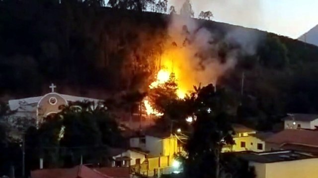 Incêndio atinge vegetação próximo a casas e igreja em Rio Bananal