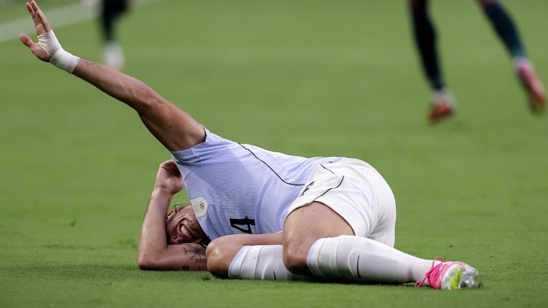 Uruguay no pasa del empate contra Arabia Saudí y echa una mano a España
