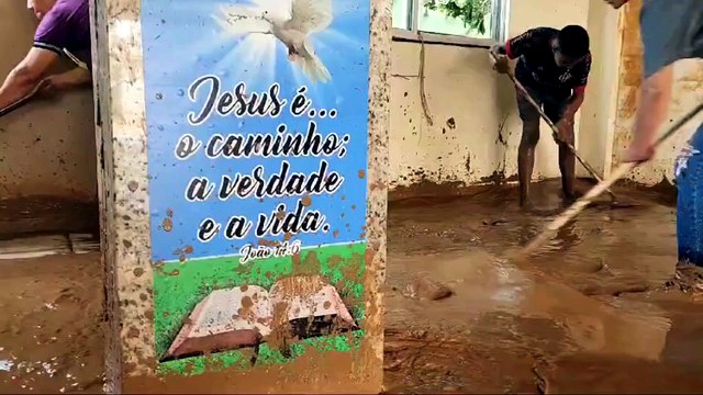 Mimoso do Sul: após chuvas moradores limpam as casas e tentam e recuperar bens