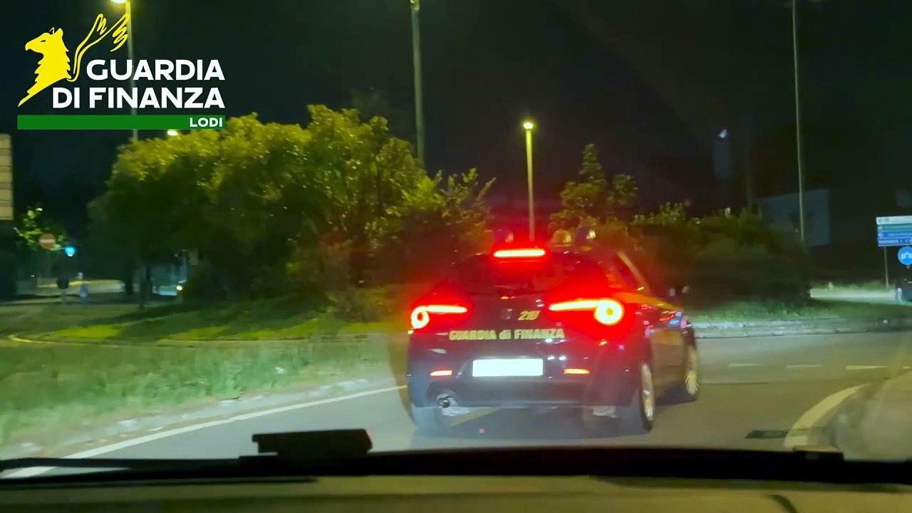 Inchiesta Gdf, 200 milioni riciclati con la Cina: i cani "cash dog" scovano il denaro in case e auto - IL VIDEO