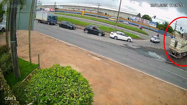 Câmera flagra acidente entre carretas na BR 101, em Linhares