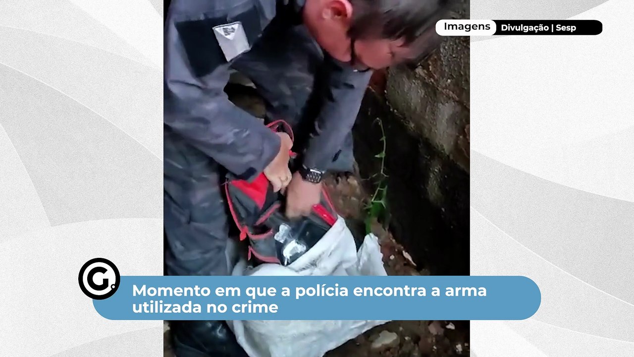 Momento em que a polícia encontra a arma utilizada no crime