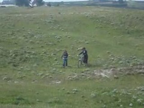 léa & mOii dessente en vélo