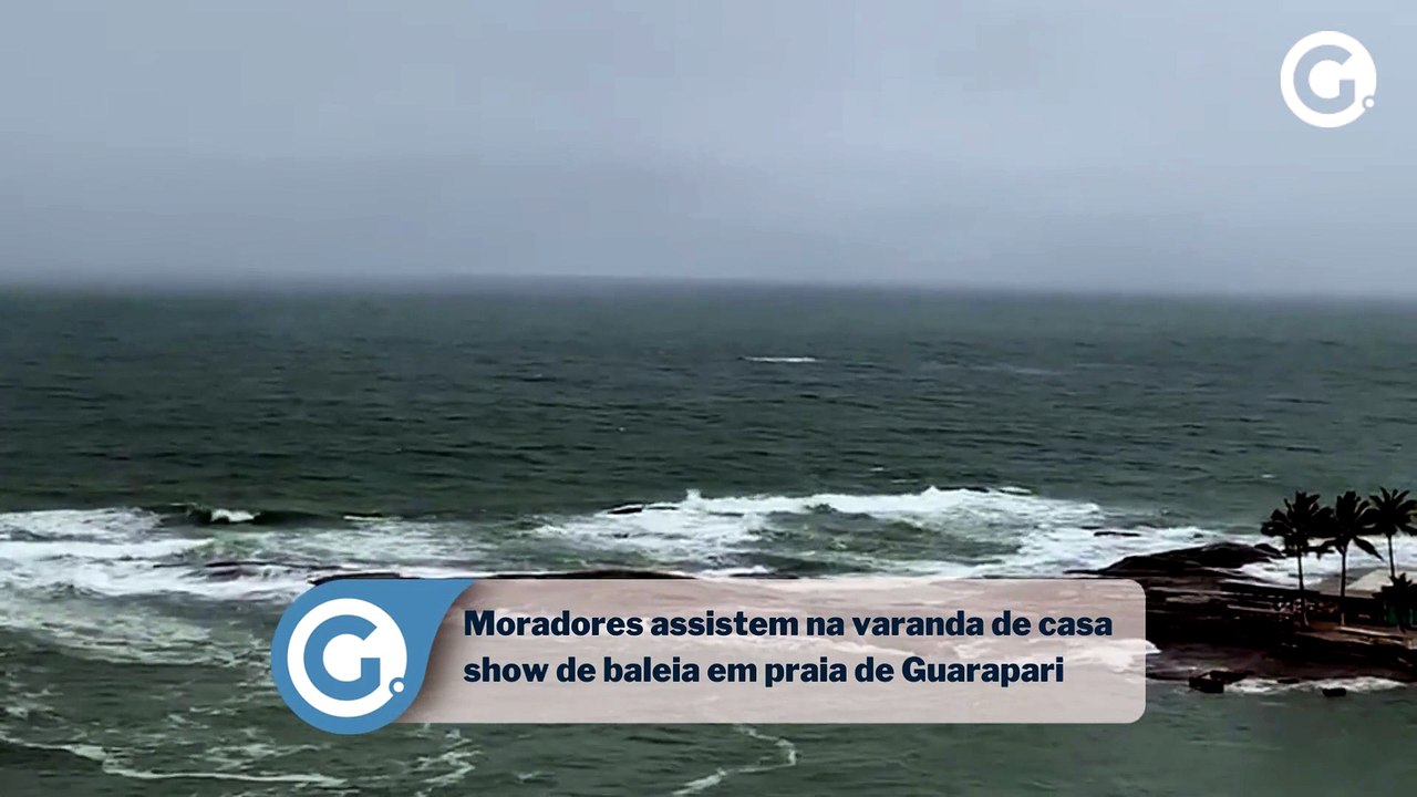 Moradores assistem na varanda de casa show de baleia em praia de Guarapari