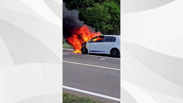 Bombeiros combatem incêndio em carro no Sul do ES