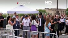 Толпы идут к гигантской «пещере» JR на мосту Пон-Нё в Париже