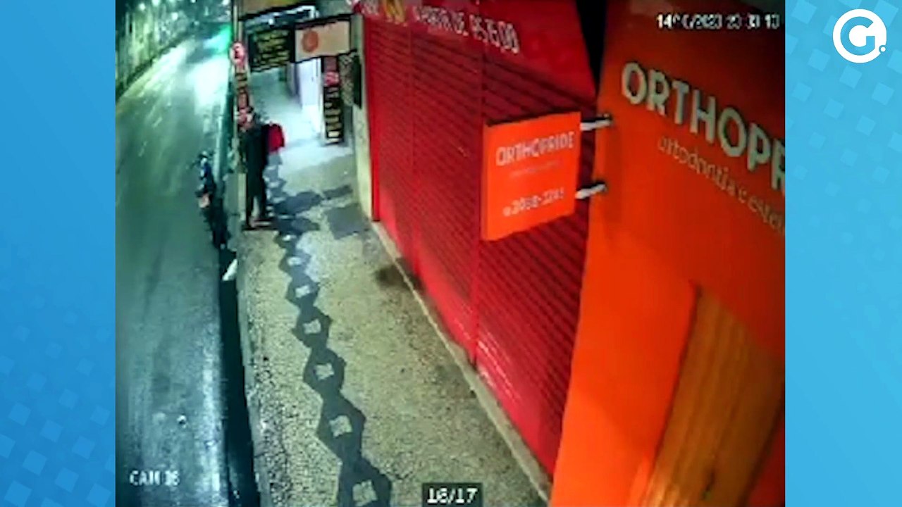 Carro desgovernado atinge loja no centro de Cachoeiro